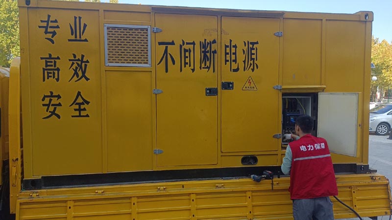 永胜柴油发电机组和UPS电源配合使用时，如何避免切换过程中的电力中断？